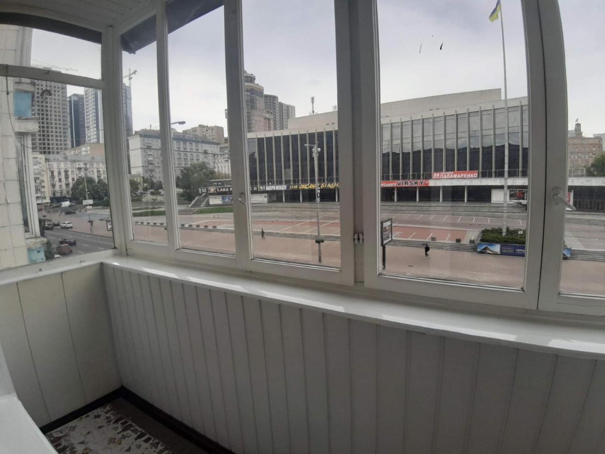 Двухкомнатная Вид На Дворец Украина Κίεβο Εξωτερικό φωτογραφία
